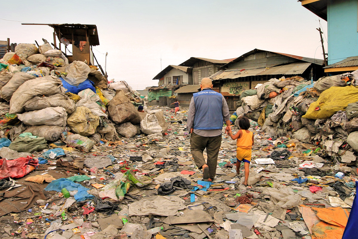 Smokey Mountain A Walk Through The Slums Of Manila, Philippines