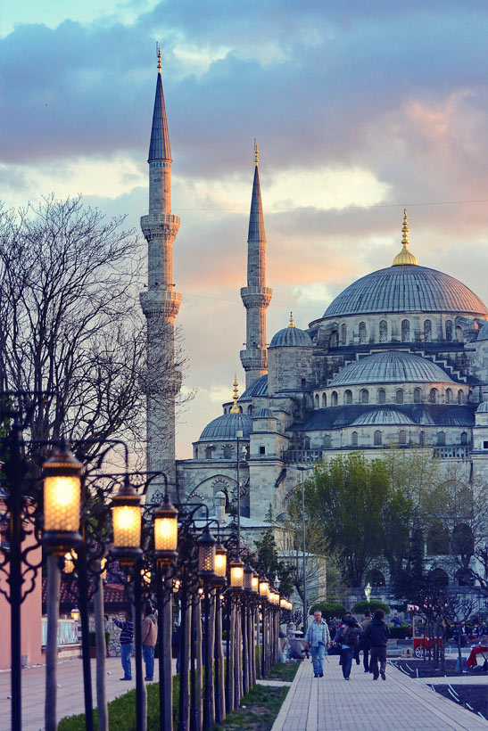 The Blue Mosque Sultanahmet | Istanbul Travel Guide - Awesome Things to do, Best Restaurants and Cool Places to Stay | via @Just1WayTicket