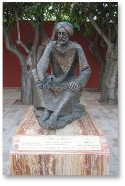 Escultura de Ibn al-Baytar. Fuente de la imagen: 