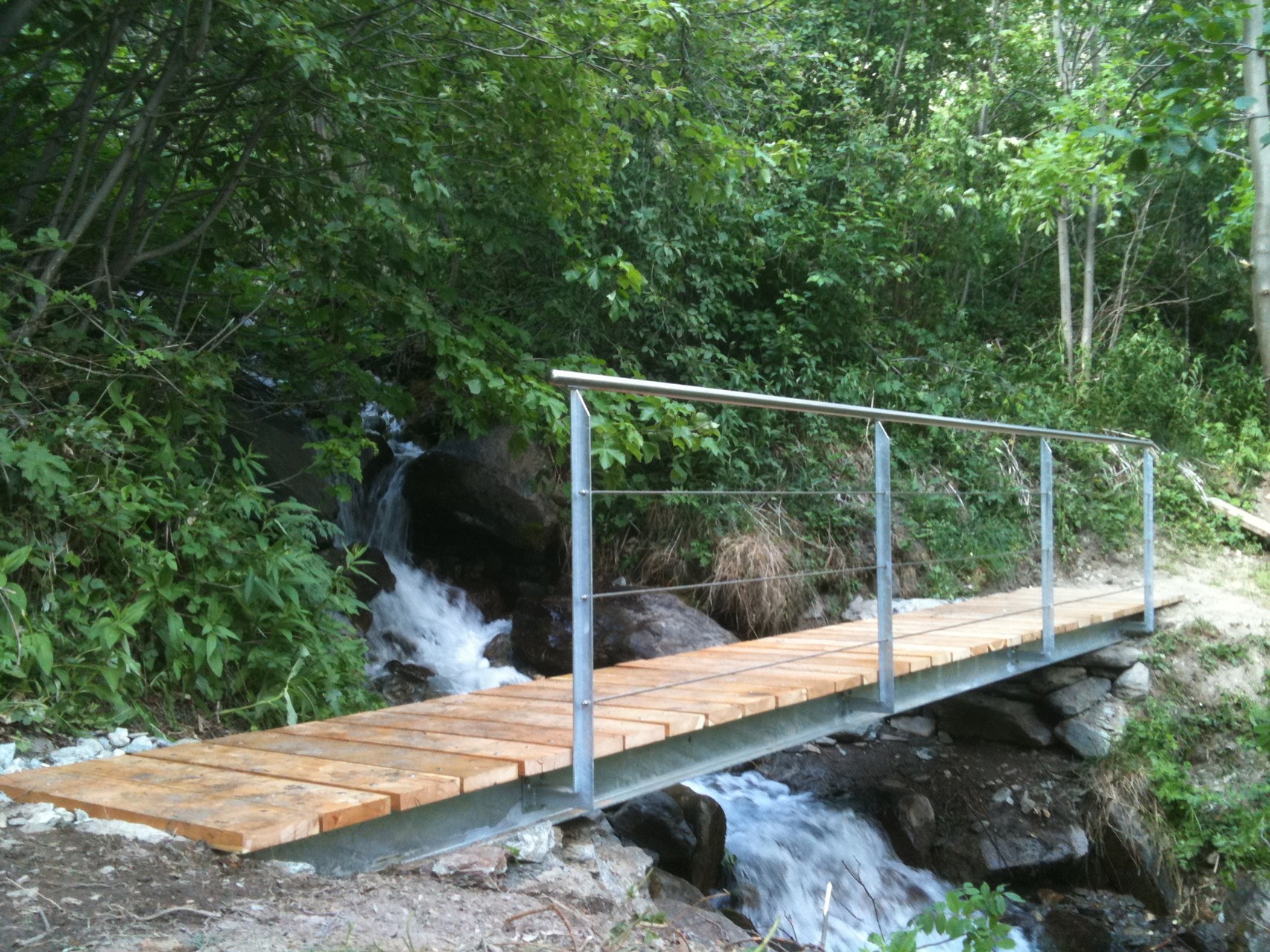 Wanderweg Brücke aus Stahl feuerverzinkt / Chromstahl Handlauf / Drahtseile / Lärchenholz Boden - Gafenbach - Kippel-Wiler -Lötschental - Wallis