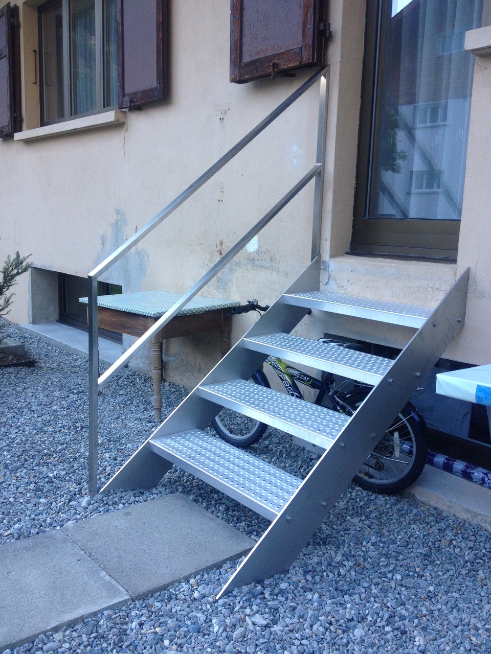 Treppe aus Chromstahlwangen und Geländer - Tritte aus Aluminium - Saas-Grund - Wallis