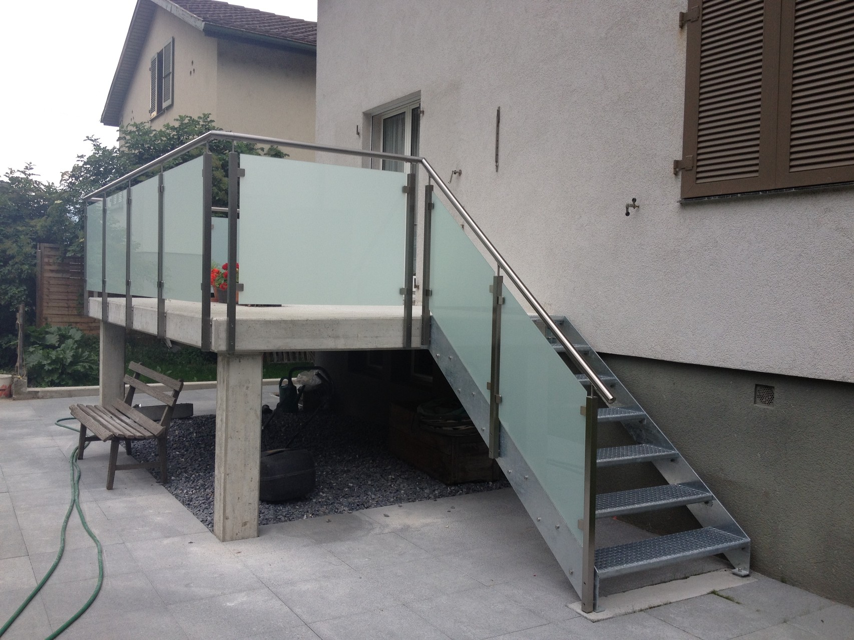 Balkon-Treppe mit Gitterrosttritte und Stahlwangen feuerverzinkt - Gampel - Wallis