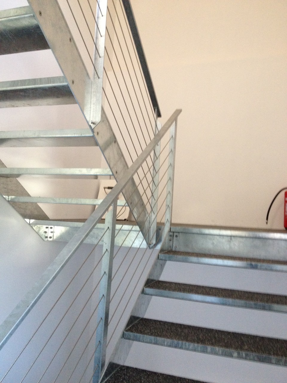 Innen-Treppe aus Stahlwangen und Blechtritte feuerverzinkt - Tritte ausgegossen und mit Teppich belegt - Visp - Wallis