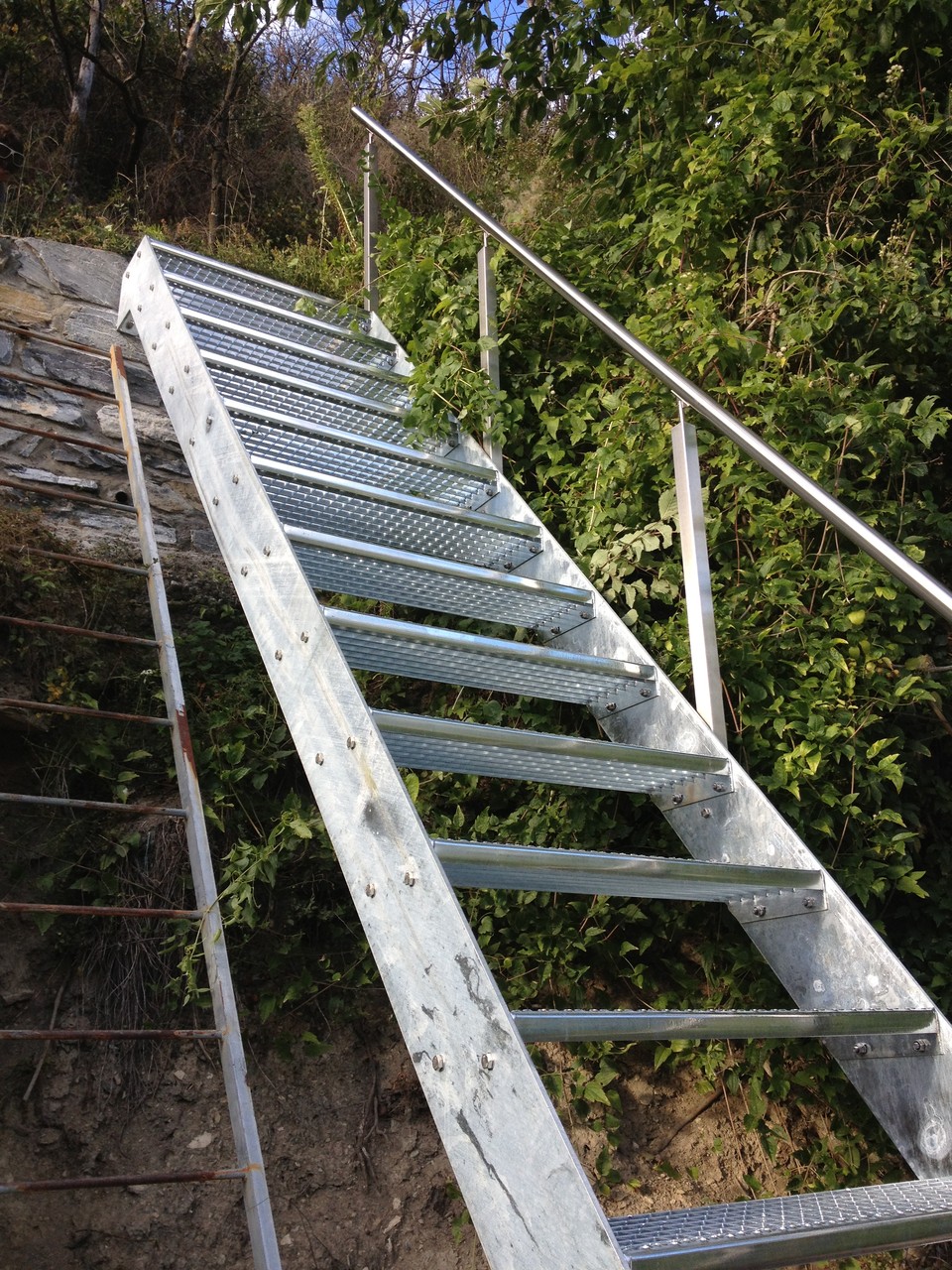 Rebberg-Treppe aus Stahlwangen und Gitterrosttritte alles feuerverzinkt - Niedergampel - Wallis