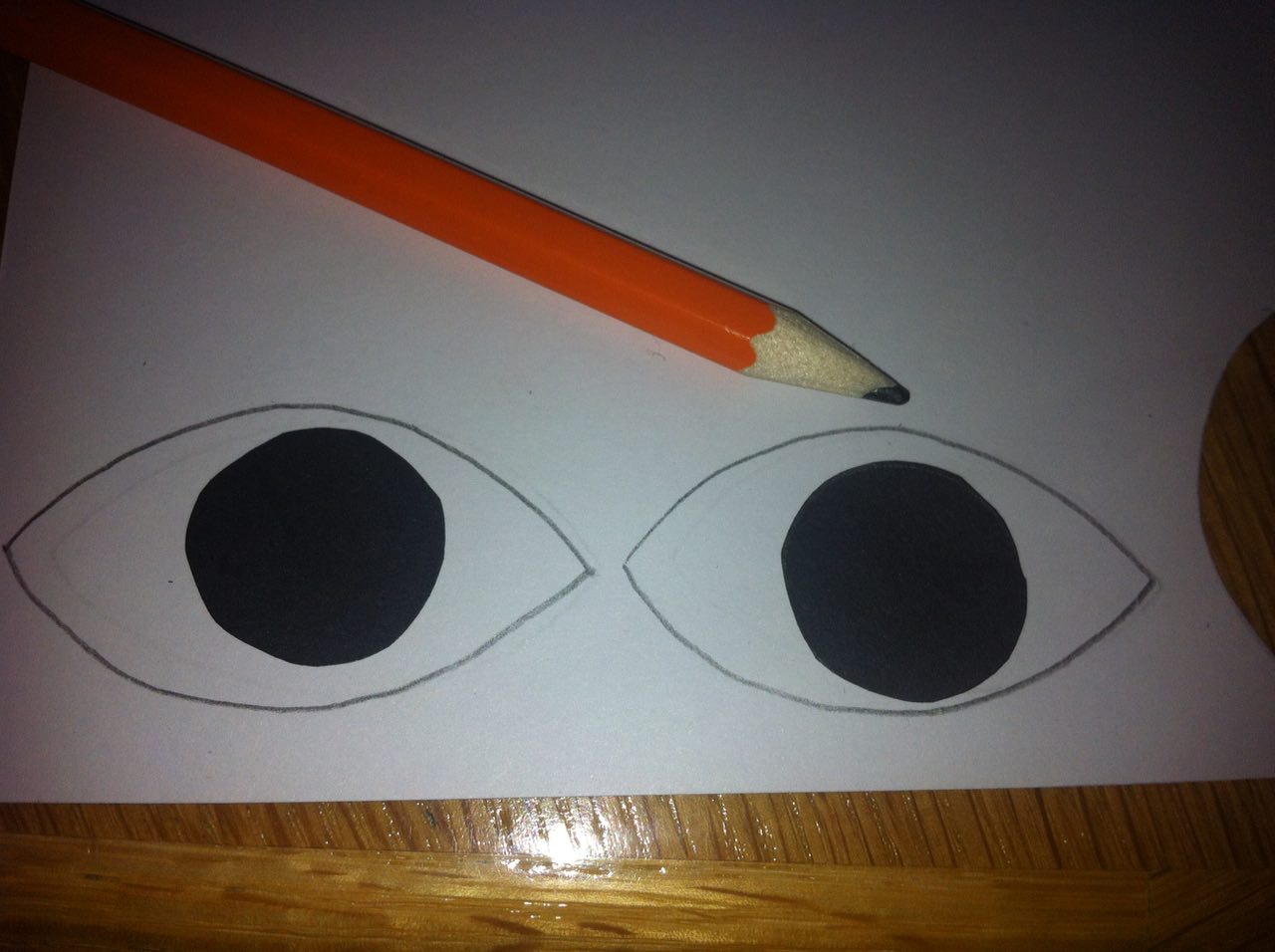 Pose les ronds noirs sur la feuille blanche et dessine les yeux autour.