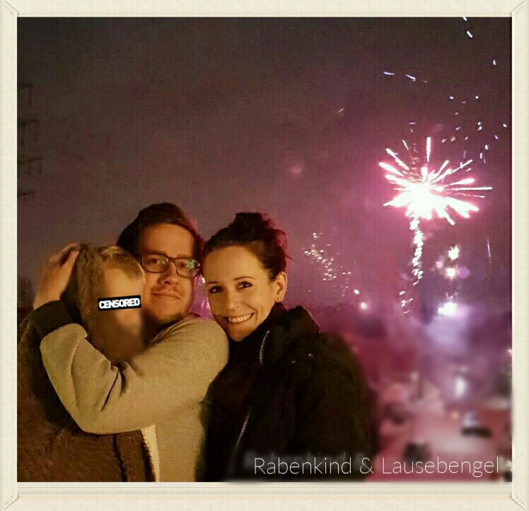 Frohes Neues Jahr! Der Lausebengel wurde pünktlich zum Feuerwerk wach und durfte mit uns staunen.