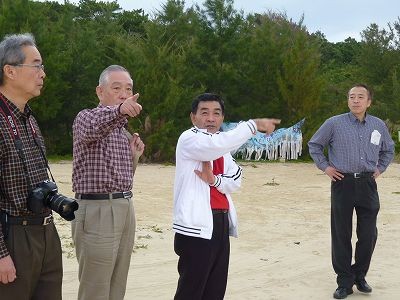 珊瑚の海の説明をする地元の人