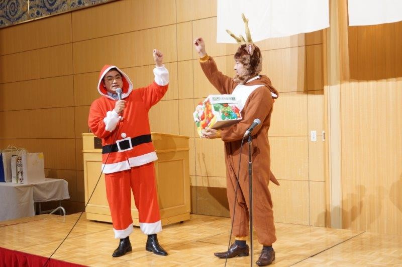 サンタさんとトナカイが子供達にプレゼント(^^)/