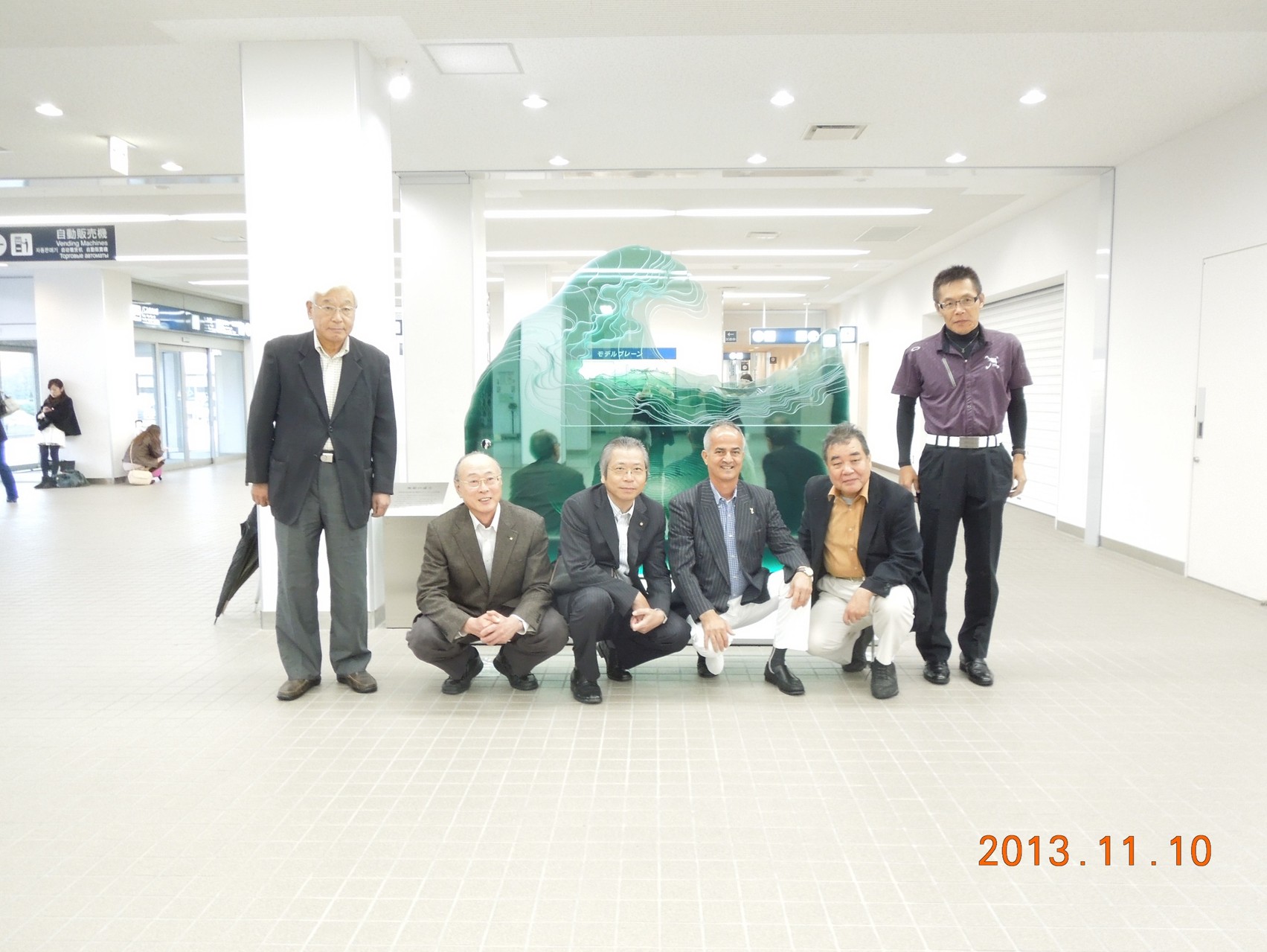 ５０周年記念碑の前で(富山空港)