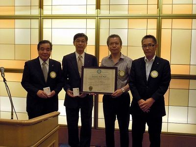 詫間行芳会長年度から国際ロータリー加盟認証状の引継