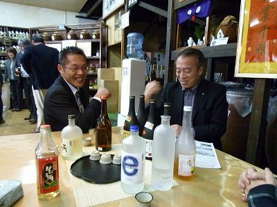 蔵元で泡盛の利き酒ならぬ利き泡