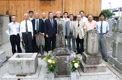 西嶋八兵衛の墓前にて上野ロータリークラブの皆さんと記念撮影