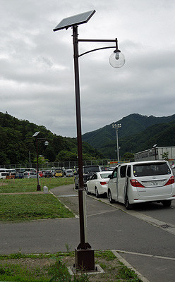 通学路に設置されたソーラー街灯