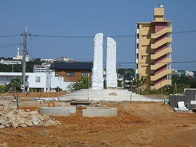 県人速水史郎氏の阿と吽の彫刻作品、高さ６メートル重さ１０トン