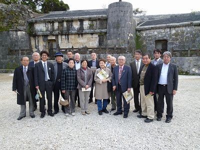 玉陵前での記念撮影