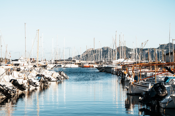 Segelboote am Hafen 