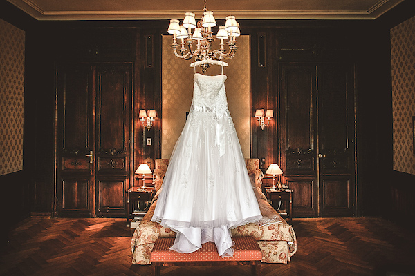 Brautkleid-in-Hochzeitssuite-Villa-Rothschild-Kempinski