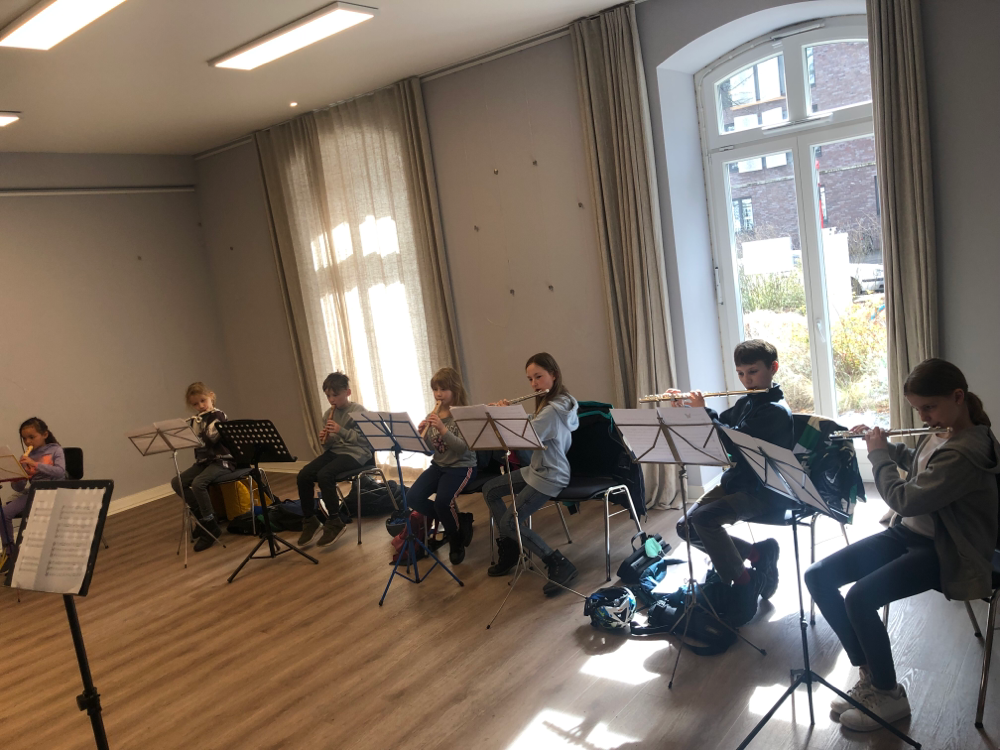 Flötenensemble bereitet sich für das Schülervorspiel vor.🌹