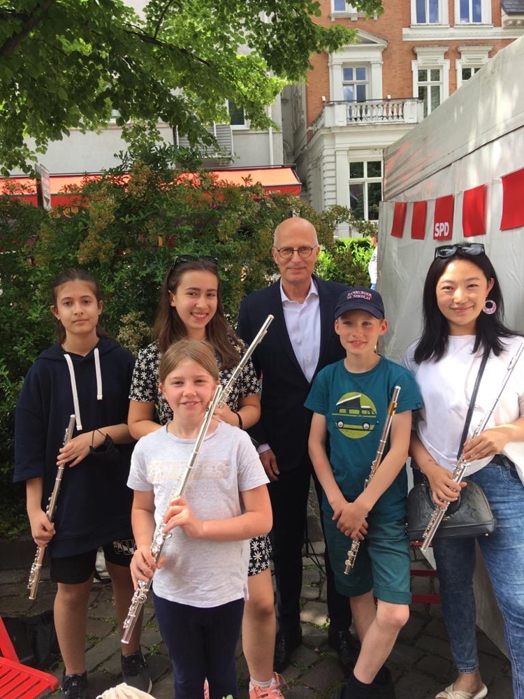Auf dem Straßenfest Eppendorf präsentierten wir für den Bügermeister Herrn Tschentscher. 🌹