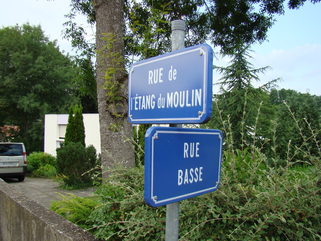 Au bas de la rue du Pâtis, devant chez Jacky et Nicole