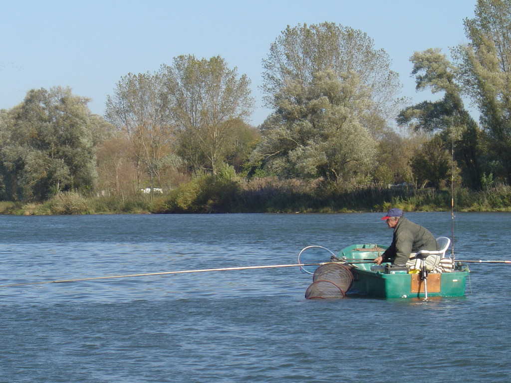 Pêcheur en barque à Glanon