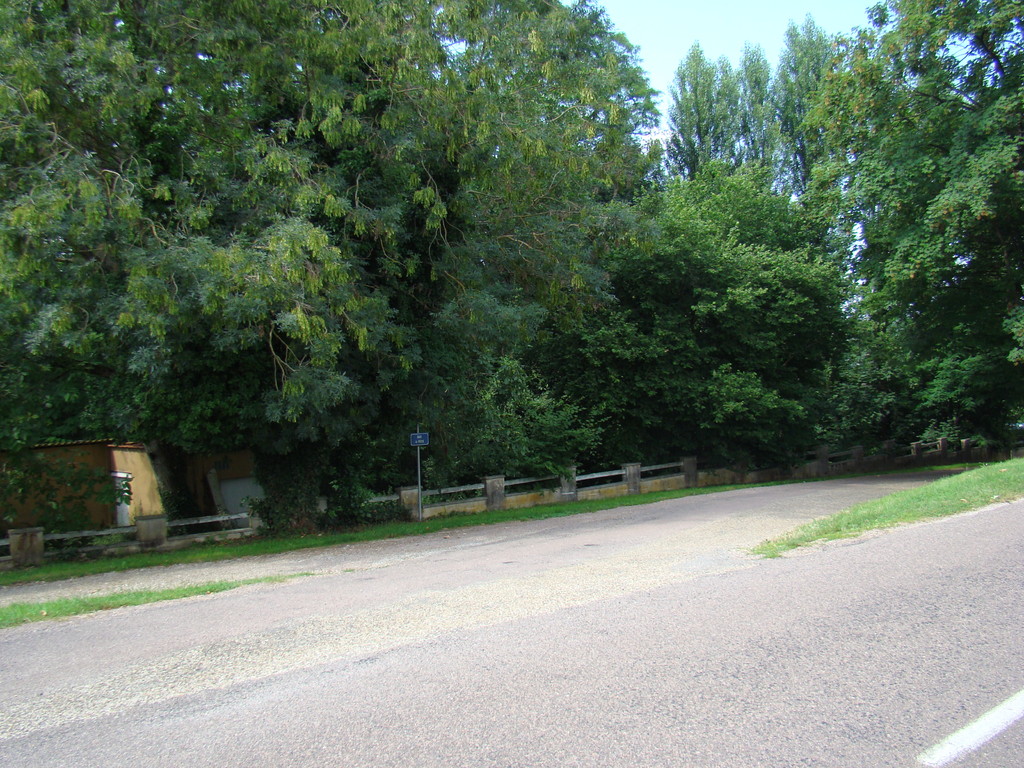 A gauche l'entrée haute de la rue du Pâtis