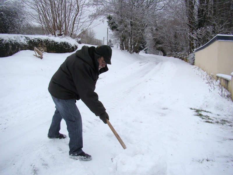 ...et pelleter la neige