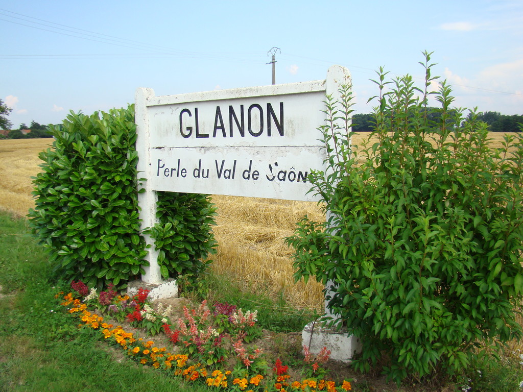 Panneau d'entrée du village