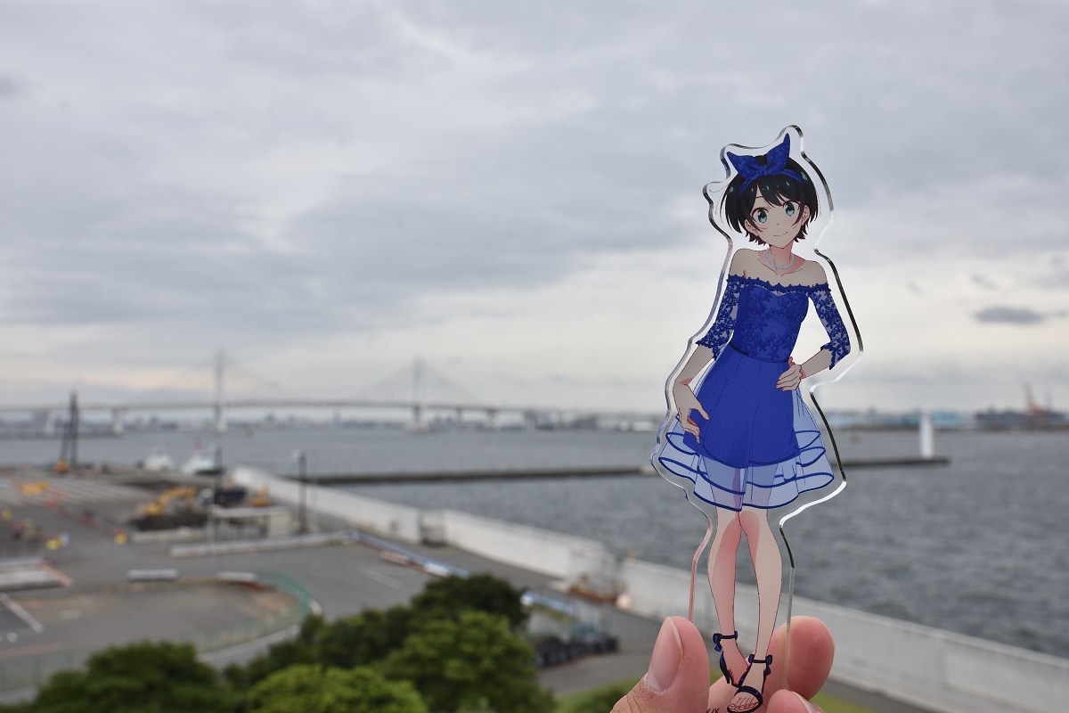 横浜の海とアニメグッズ（アクリルスタンド）２