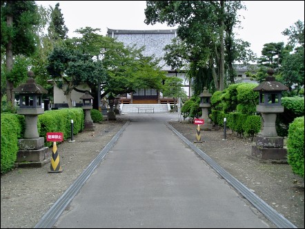 仏眼寺 山門から本堂への参道