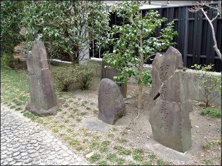 瀧澤神社境内の石碑群