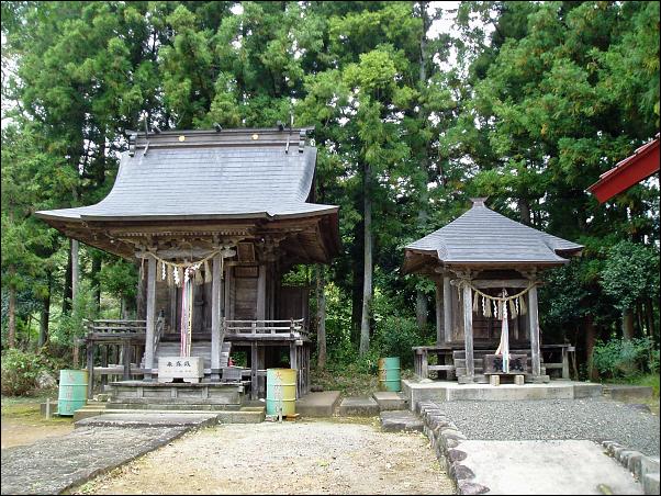 宇佐八幡神社(左)と兎口神社