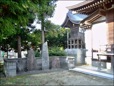 飯田八幡神社　本殿と石仏群
