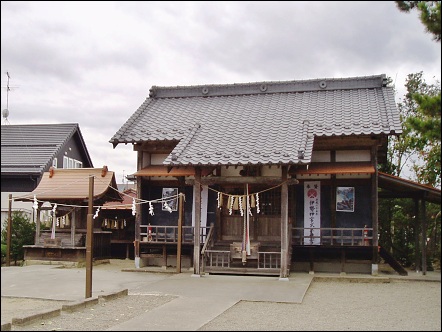 七郷神社 拝殿と八幡神社(左)