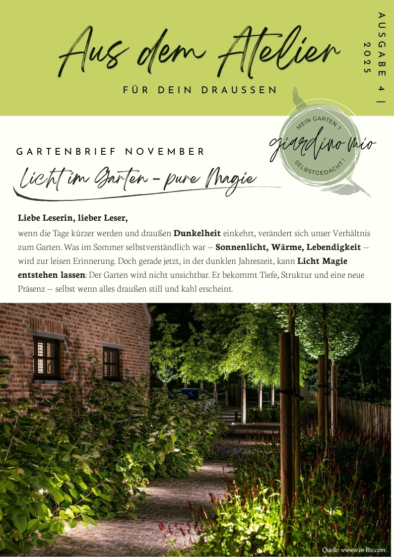 Abendliche Gartenbeleuchtung entlang eines Natursteinwegs mit LED-Strahlern, die Bäume, Stauden und eine historische Hausfassade akzentuieren – Beispiel für atmosphärische Lichtplanung im Herbst und Winter