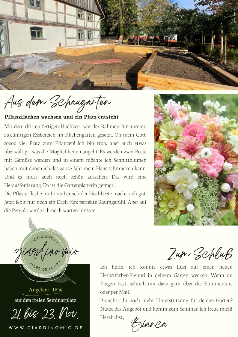 Blick in den entstehenden Schaugarten mit neuen Hochbeeten und Pflasterfläche vor einem Fachwerkhaus. Üppiger Strauß mit frischen Sommerblumen in Rosa, Weiß und Gelb – Symbol für Gartenfreude und Blütenfülle.