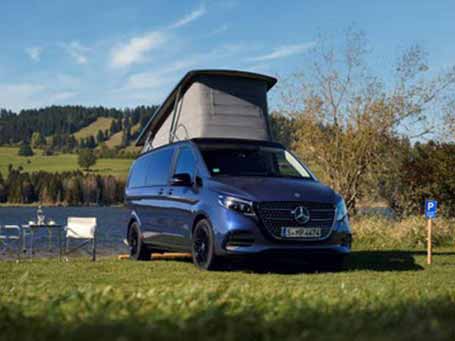 Mercedes Marco Polo in blau steht an einem See 2026