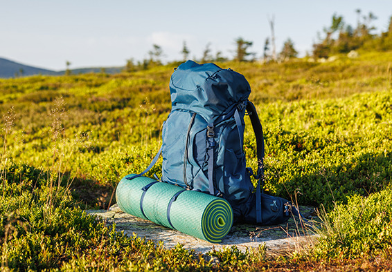 Isomatte an Rucksack auf Wiese 2026