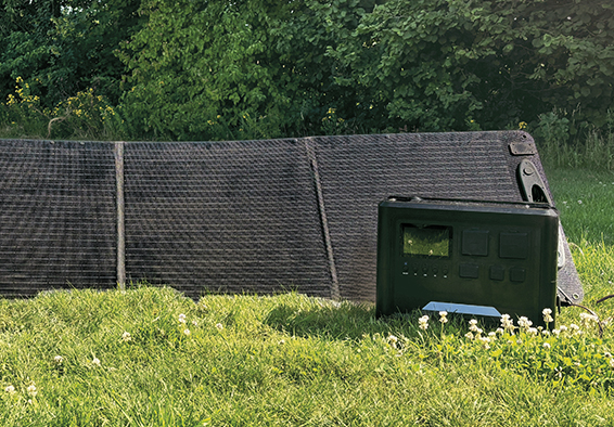 Powerstation und Solarpanel auf Wiese 2026