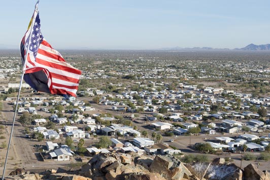USA Flagge vor Quartzsite Größter Campingplatz der Welt 2026