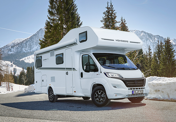 Teilintegrierter Weinsberg CaraHome auf Straße