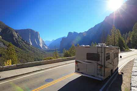 Weißes Wohnmobil auf Straße im Yosemite Nationalpark 2026