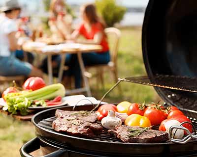 Gericht auf Gasgrill für Saison 2026