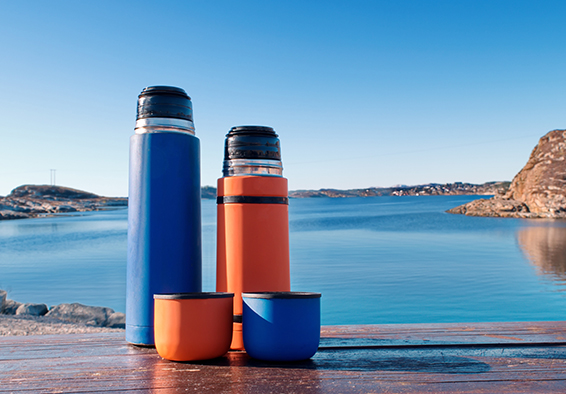Beste Thermobecher 2026 vor einem See