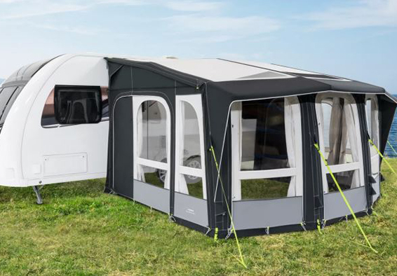 Wohnwagen mit Vorzelt auf Wiese 2026