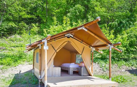 Safarizelt in der Natur auf dem Campingplatz Landal Wirfttal 2025