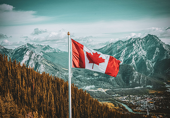 Wohnmobil mieten Kanada Flagge vor Gebirge 2026