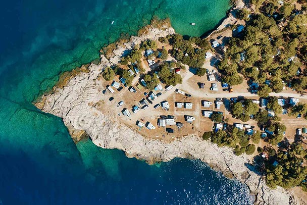 Campingplatz in Kroatien auf einem Felsen aus Vogelperspektive 2026