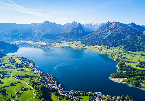 Blick vom Hang auf den Wolfgangsee Berge im Hintergrund Österreich 2026