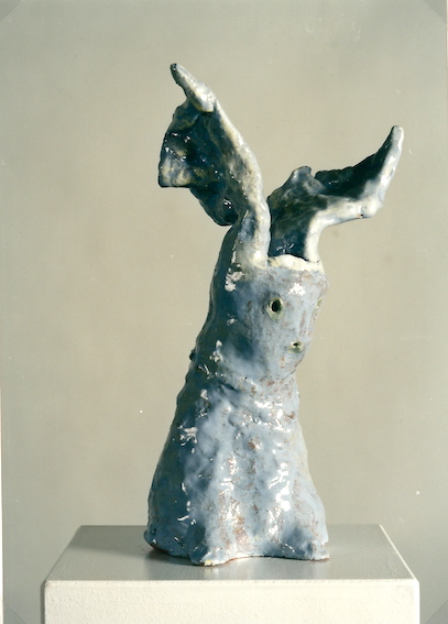 Hellblauer Engel, Keramik glasiert, 1997, (38,0 x 20,0 x 16,5 cm)